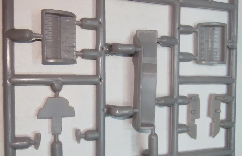 Mig E-8_005

A lapos műszerfal már nem annyira. Ide csak matricát kapunk, így ezt biztosan meg kell kicsit tuningolni maradék alkatrészből. A futószárak takarólemezei is cserések, az aknák viszont pár dróttal szépen feljavíthatók. Az orr alatti beömlő két félből áll, itt bajt szimatolok...