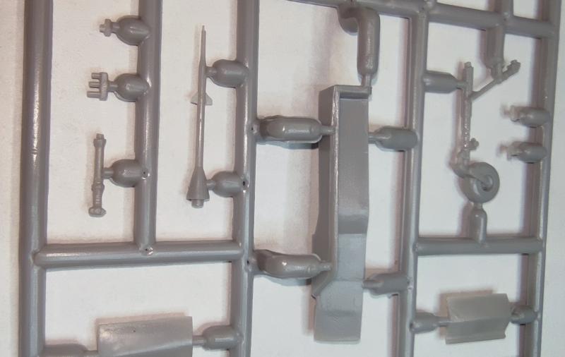 Mig E-8_006

Az orrfutó kerék ebben formában kicsi, villástul cserélni kell majd egy megfelelőre.