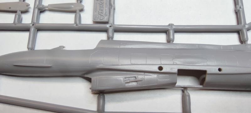 Mig E-8_007

Kissé bizonytalan panelvonalak, kell majd nekik egy kis törődés. Az oldalsó segéd levegőbeömlő(?) kivágásra csábít... :)