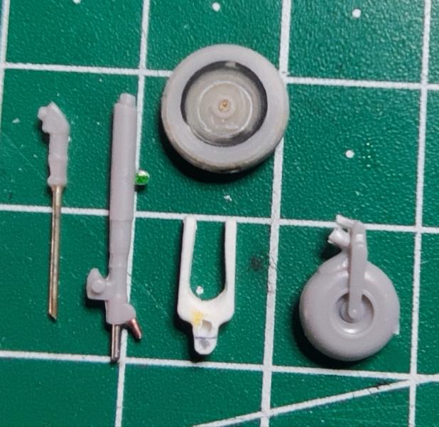 Mig E-8_014

Az új orrfutó részegységei és az eredeti megoldás.