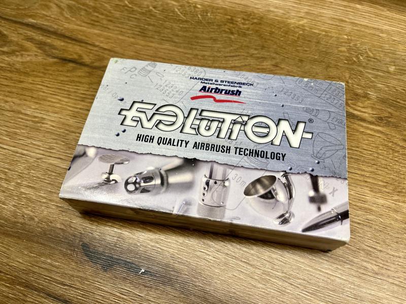 Evolution Silverline Solo

Sziasztok!

 Másik pisztolyra váltás miatt eladóvá vált Harder and Steenbeck Evolution Silverline Solo 0,2 festékszóróm. A pisztoly nagyon szép állapotban van, 6-7 makettet festettem le vele. Tavaly teljes tömítés és dűznicserén esett át, jár hozzá a képen látható összes kiegészítő  (dűznitisztító, 5ml tégely, tisztítók, stb. …) Az ujjtámasz természetesen eltávolítható, nem módosítottam semmit a pisztolyon ( nem műszaki hiba miatt van rajta, csak a nagyobb kézfejjel kényelmesebb így)
   Továbbá jár hozzá a képen látható 0.15 dűzni szett( tű, dűzni, nozzle cap), ez lényegében csak kipróbáltam.

Ára mindennel együtt 40.000 Ft. 

   Csak egyben eladó, személyes átvétel Győrben és Mosonmagyaróváron lehetséges, foxpost előre utalás után képzelhető el. Érdeklődni a balazs.czeferner@gmail.com címen lehet.