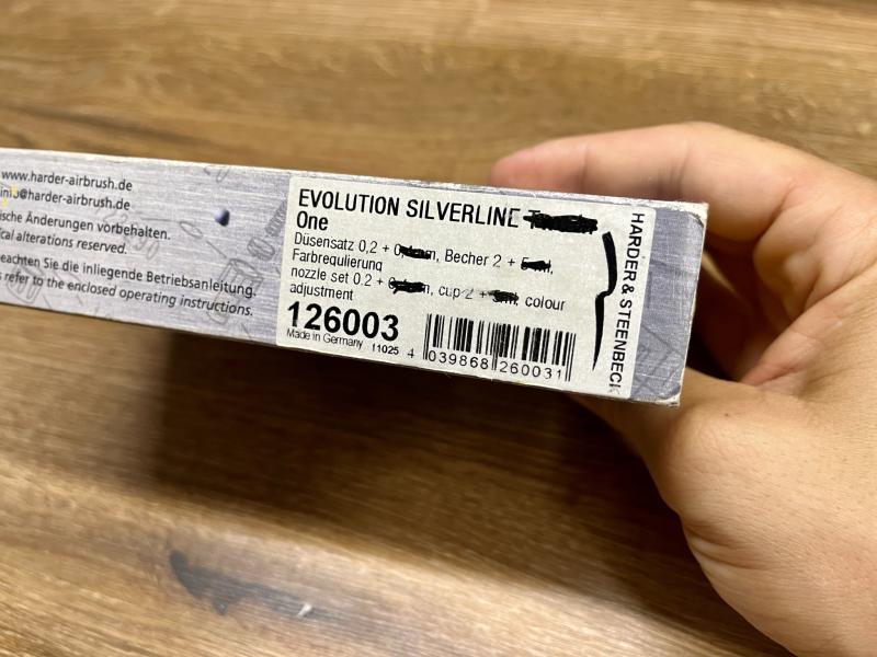 Evolution Silverline Solo

Sziasztok!

 Másik pisztolyra váltás miatt eladóvá vált Harder and Steenbeck Evolution Silverline Solo 0,2 festékszóróm. A pisztoly nagyon szép állapotban van, 6-7 makettet festettem le vele. Tavaly teljes tömítés és dűznicserén esett át, jár hozzá a képen látható összes kiegészítő  (dűznitisztító, 5ml tégely, tisztítók, stb. …) Az ujjtámasz természetesen eltávolítható, nem módosítottam semmit a pisztolyon ( nem műszaki hiba miatt van rajta, csak a nagyobb kézfejjel kényelmesebb így)
   Továbbá jár hozzá a képen látható 0.15 dűzni szett( tű, dűzni, nozzle cap), ez lényegében csak kipróbáltam.

Ára mindennel együtt 40.000 Ft. 

   Csak egyben eladó, személyes átvétel Győrben és Mosonmagyaróváron lehetséges, foxpost előre utalás után képzelhető el. Érdeklődni a balazs.czeferner@gmail.com címen lehet.