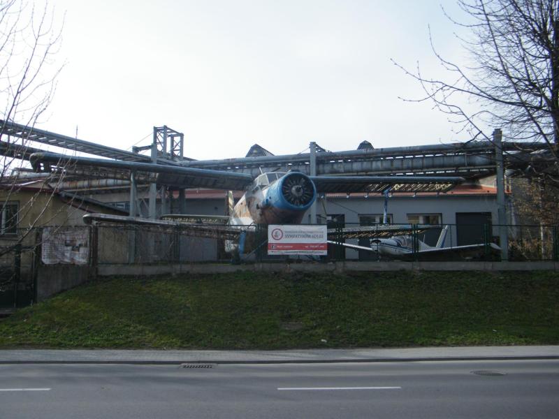 Ez már az utcáról is látszik

Itt valószínűleg a restaurálásra váró nagyobb tételek állnak.