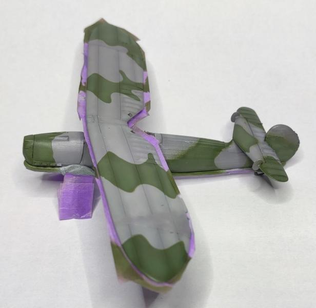 Felkerültek az első foltok

Először szabad kézzel próbálkoztam (törzs), de gyorsan kiderült, hogy ez nem járható út, így maradtam a Blu-Tack-os maszkolásnál.