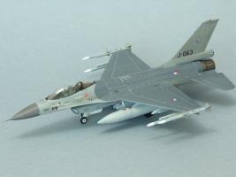 F-16A MLU

Revell 04612, AWC A72-15 szívócsatorna, Reskit RS72-0023 kerékszett, Reskit RS72-0394 AN/ALQ-131, Hasegawa x72-9 Amraam -ok, Master 72-008 pitot-cső, Model Maker Decals D72164 matrica elemek