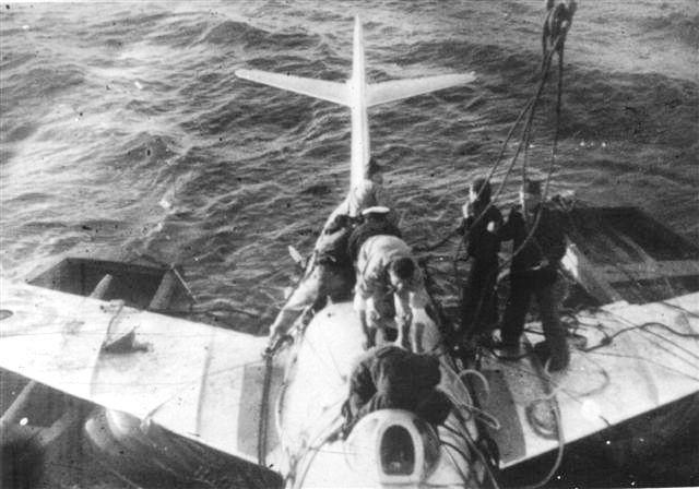 Vízreszállt MiG-15

Abd al-Rahman Muharram MiG-15-e egy balszerencsés kimenetelű légiharc után a Bardawil-tóban kényszerszállt. A gép szárnya kapott végezetes találatot egy izraeli Mystére-vel vívott légiharcban. A pilota túlélte a vízreszállást és hazajutott élve. A gépet később az előretörő izraeliek kiemelték és további vizsgálatokra Izraelbe szállították. A gép sokáig a Hatzor légibázison, mint trófea volt kiállítva.