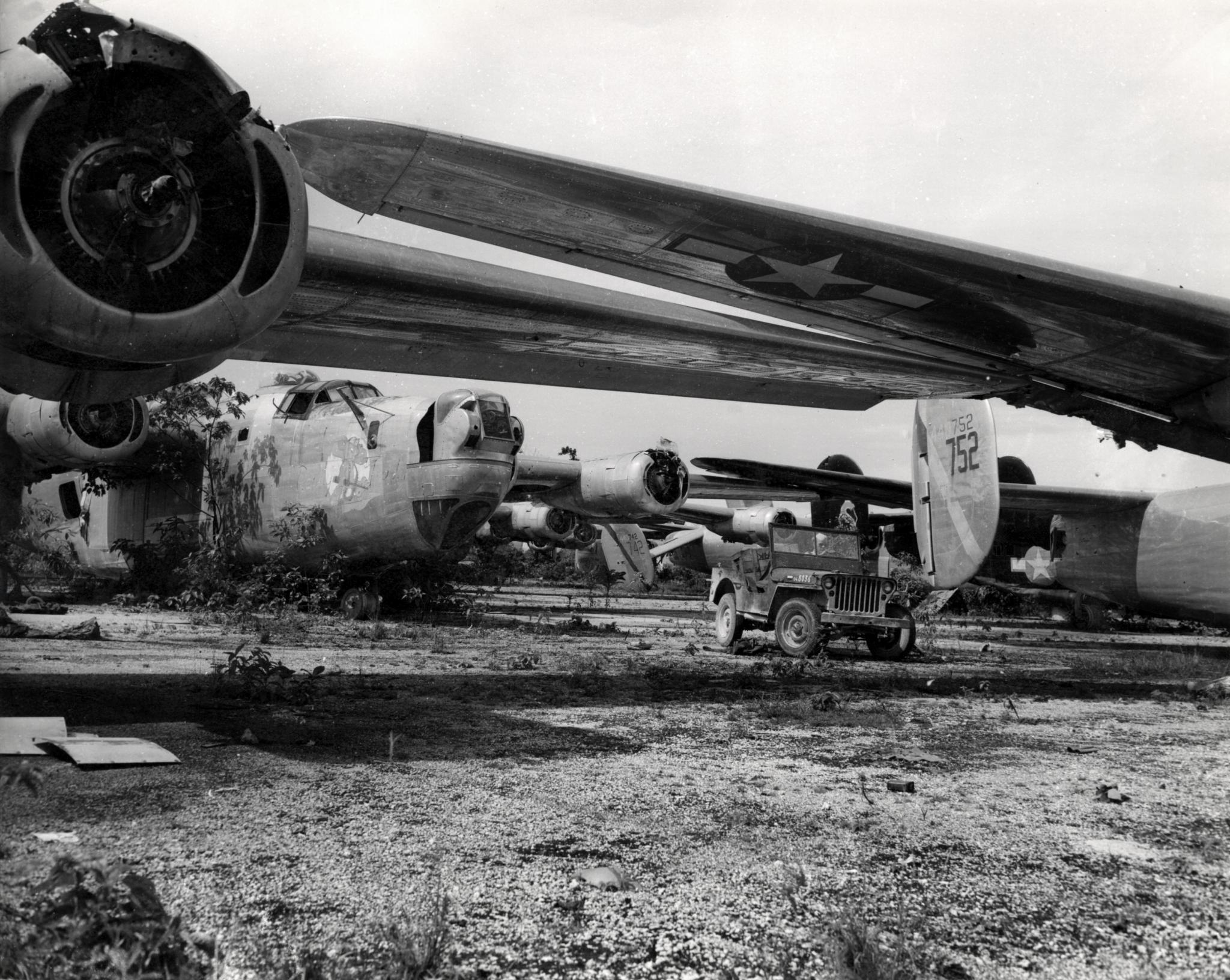 A dzsip mögött a „Ready Teddy” nevű B-24J-50 Liberator látható a 380th BG („The Flying Circus”), 529th BS állományából