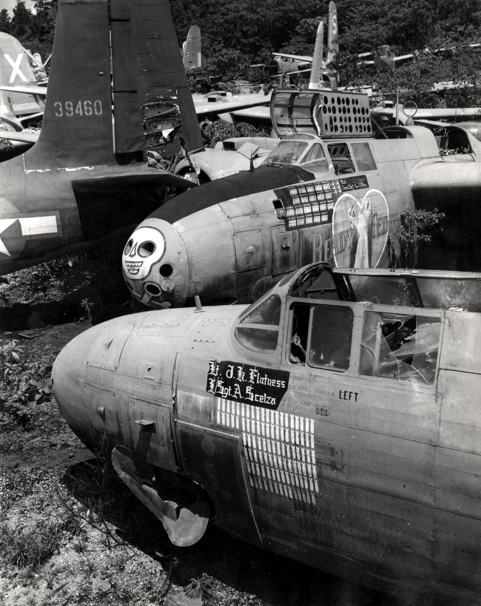 Szemben a "Ready Teddy", egy 105 bevetéses veterán A-20G Havoc, a 312th BG jellegzetes koponyás festésű orrával