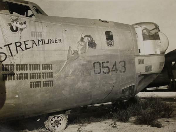 A "Streamliner" (5th BG „Bomber Barons”, 72nd BS) nose art-ja két kedvelt stílust ötvöz: részben pin-up girl, részben képregényes témájú