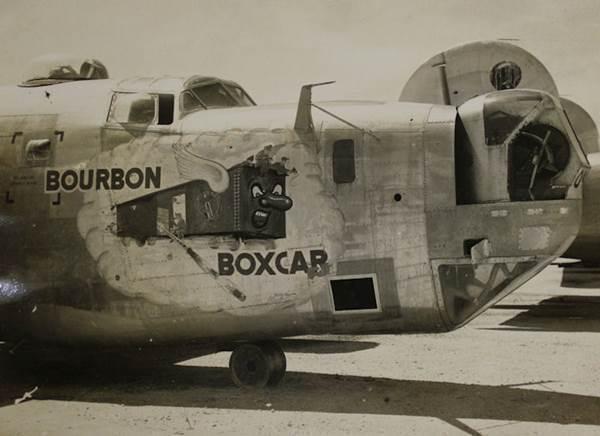 A kevésbé szokványos, kreatívabb nose art-ok egyik példája egy F-7A fotó-felderítő Liberatort díszít, a "Bourbon Boxcar"-t (6th PRG, 20th CMS - „Flying Dumbos”)
