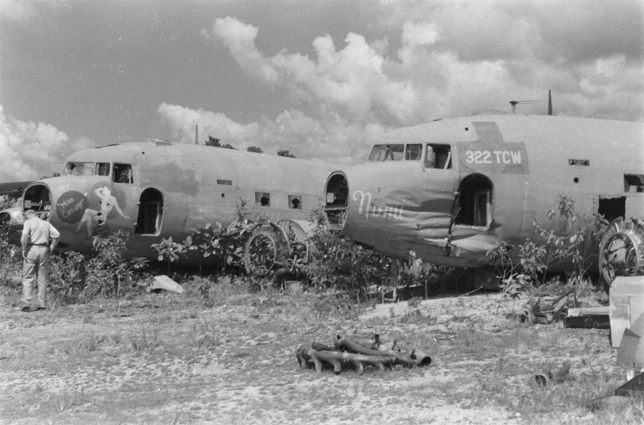A bal oldali C-47 Skytrain-en is látványos a női témájú nose art-ok csonkítása