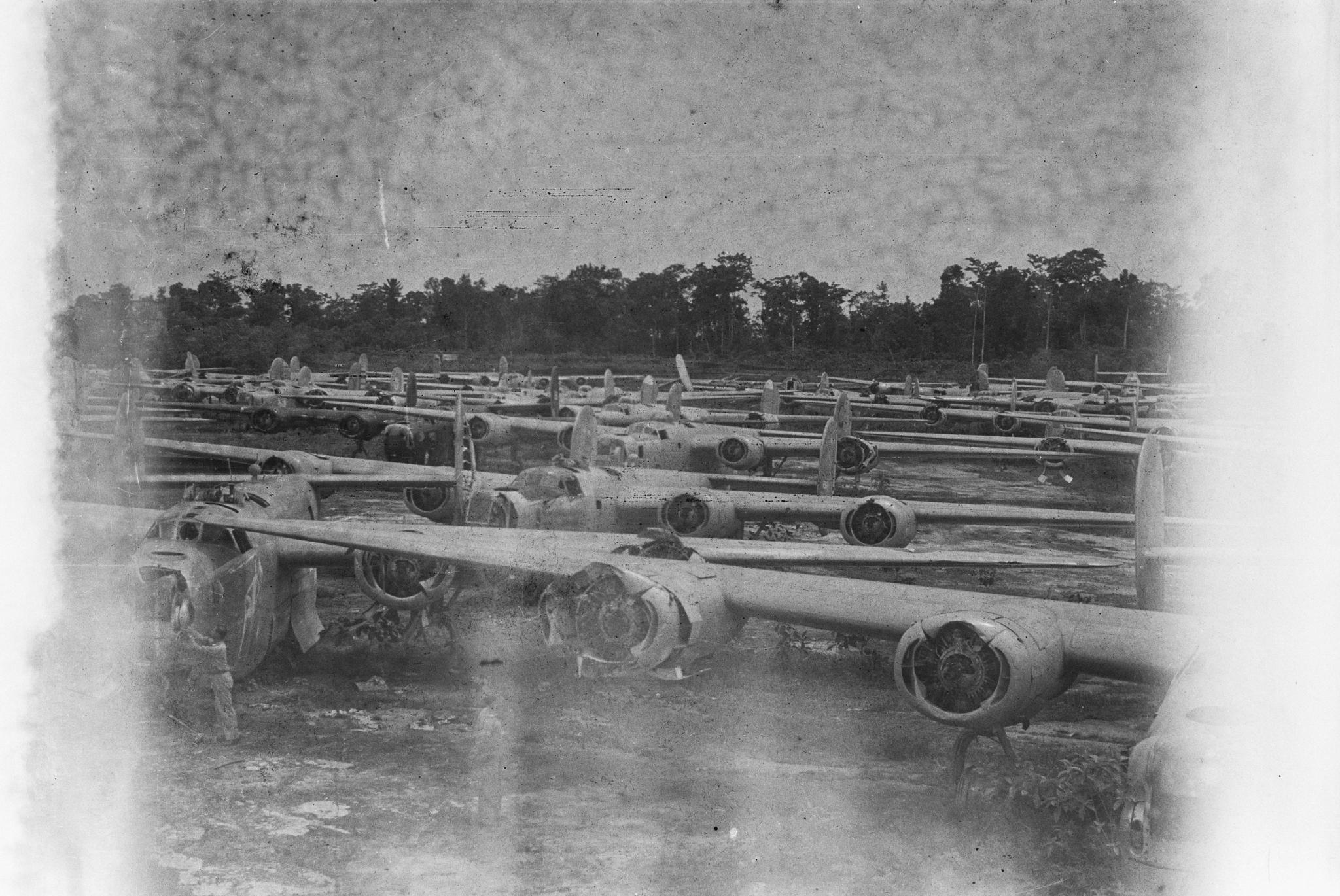 A kép bal szélén Hartwigsen egyik kísérője a „Glo Girl” nevű B-24L-15 mellett áll (5th BG „Bomber Barons”, 72nd BS)