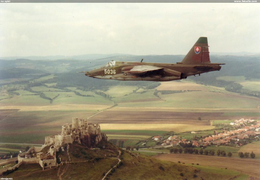 5036 szlovák felségjellel, a szepesi várral a háttérben