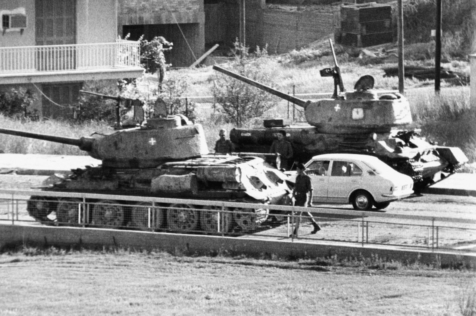 A Nemzeti Gárda tankjai Nicosiában, a puccs alatt
