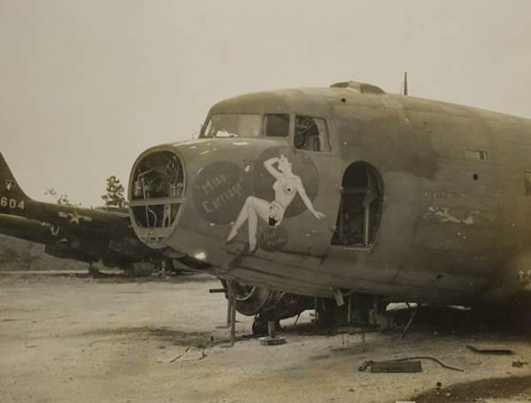A C-47 Skytrain-eknek nem csak a  szárnyait, de az ajtajait is minden esetben leválasztották, mielőtt a telepre kerültek volna