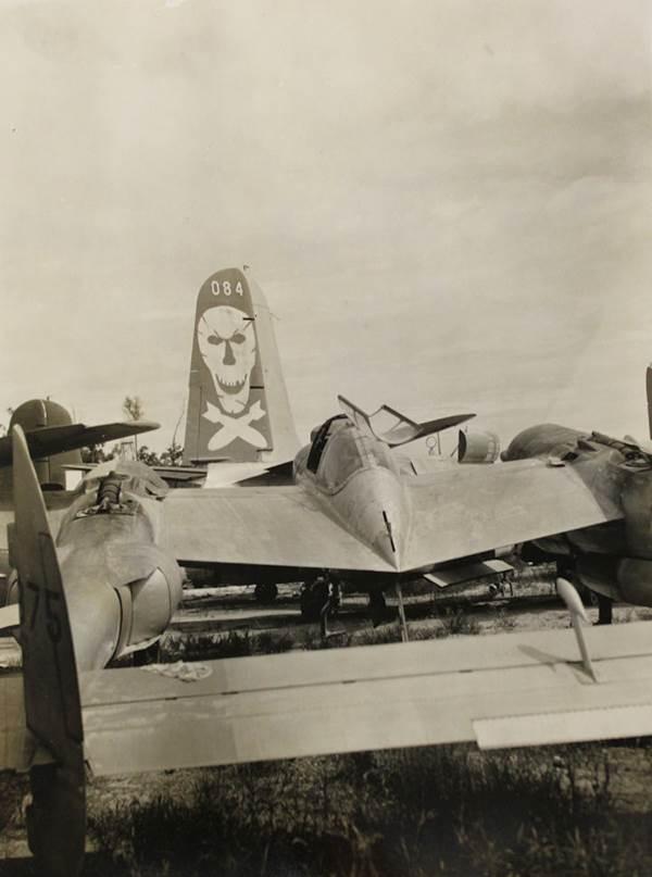 A 90th BG („Jolly Rogers”) koponyás jelvényével ellátott A-20 Havoc vezérsík baljósan emelkedik a géptemető többi repülőgépe fölé