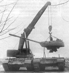 SPK-12G daru egy harckocsi tornyát emeli
