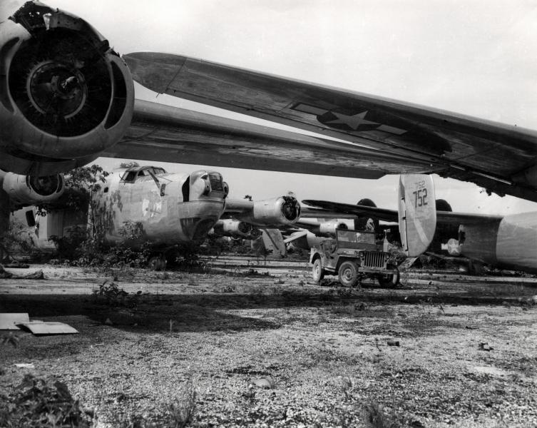 A dzsip mögött a „Ready Teddy” nevű B-24J-50 Liberator látható a 380th BG („The Flying Circus”), 529th BS állományából

A nose art-on látható teddy mackó vállán bombát, kezében géppuskát cipel. A "Ready Teddy" gyakori gépnévnek számított, számos gép viselte. A biaki telepen például a korábban már látott A-20G Havoc-ot is így hívták.

(Hugo Wilmar felvétele)
