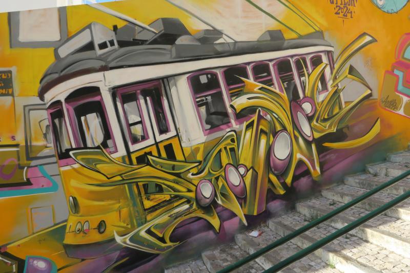 Itt épp egy összegraffitizett villamos graffitije összegraffitizve.