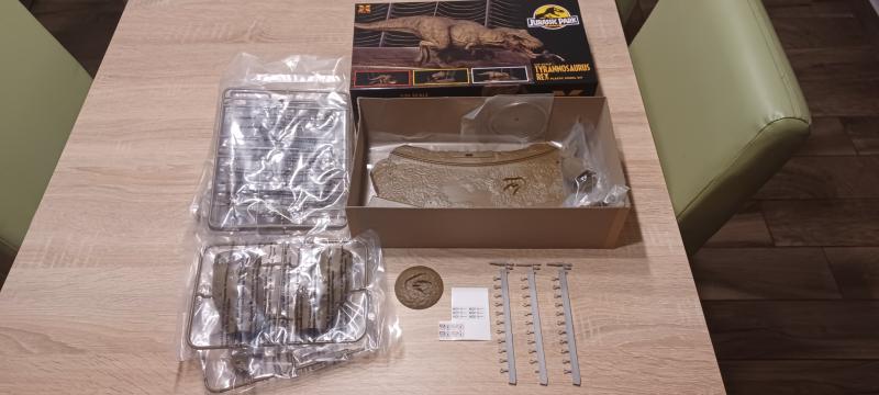 Eladó X-Plus T-Rex dioráma.(A két utolsó kép a már korábban elkészített dioráma képei,nem ez a szett eladó!)