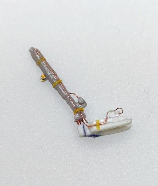 MIG E-8

Az orrfutó szárának további cicomázása.