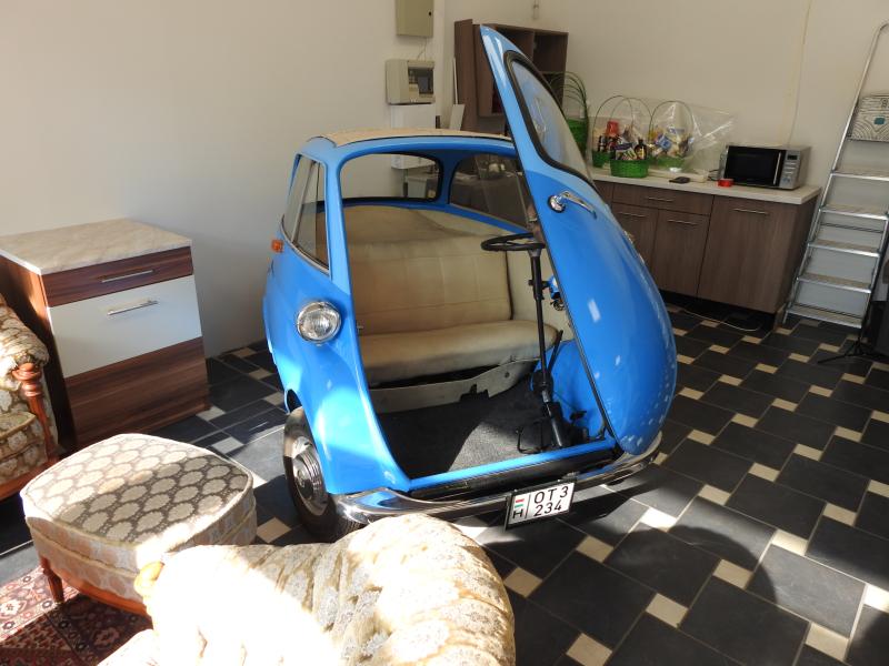 BMW Isetta - 2025 szept 12 Szegeden Centro Itália Kft üzletben Kossuth L sugárút 72/b 
