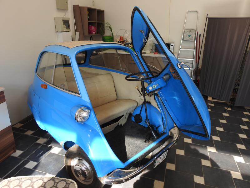 BMW Isetta - 2025 szept 12 Szegeden Centro Itália Kft üzletben Kossuth L sugárút 72/b 
