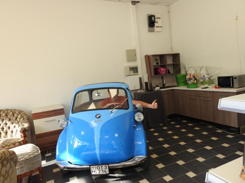BMW Isetta - 2025 szept 12 Szegeden Centro Itália Kft üzletben Kossuth L sugárút 72/b 