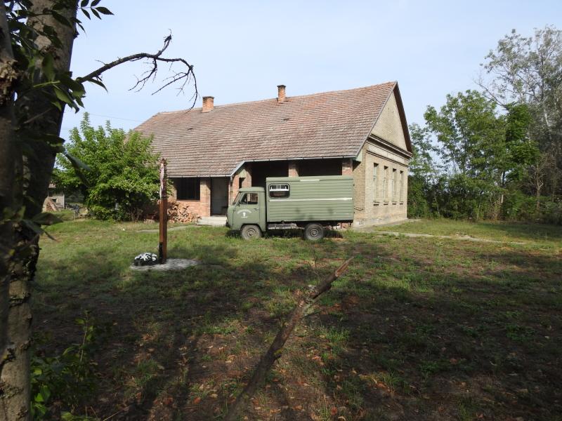 Dobozos UAZ-452 már nem Szegeden hanem szomszédjába Szatymazon az 5-ös útmelletti vadászház udvarán