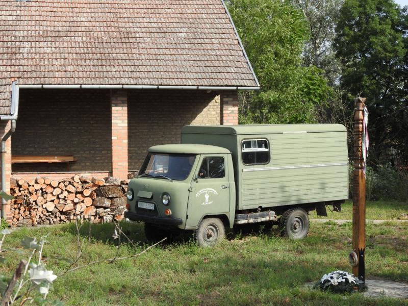 Dobozos UAZ-452 már nem Szegeden hanem szomszédjába Szatymazon az 5-ös útmelletti vadászház udvarán