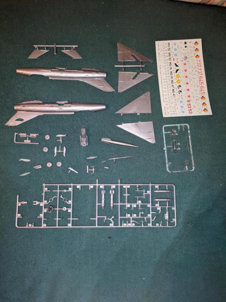 Revell MiG-21F-13 doboz nélkül, enyhén hiányos, képek szerinti állapot 2500 Ft