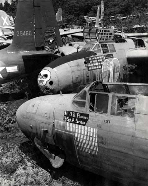 Szemben a "Ready Teddy", egy 105 bevetéses veterán A-20G Havoc, a 312th BG jellegzetes koponyás festésű orrával

(Hugo Wilmar felvétele)