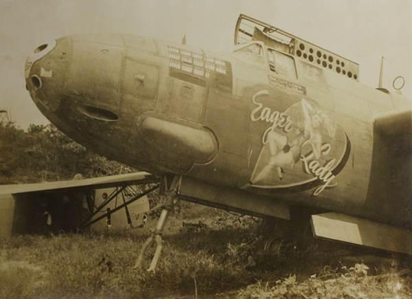 Az igazi érdekesség ezúttal a háttérben, az "Eager Lady" mögött látható

Ritka madár a szigeten a Waco CG-4A katonai vitorlázó, a képeken ép állapotában ez az egy példánya bukkan csak fel, illetve a roncstelepen lehet még látni szétszedett példányait. A háború alatt széles körben használták, 13 főnyi gyalogságot vagy kisebb járműveket (például dzsipet) tudott szállítani. Jellemzően C-47 Skytrain-ekkel vontatták őket.

(Clements McMullen felvétele)