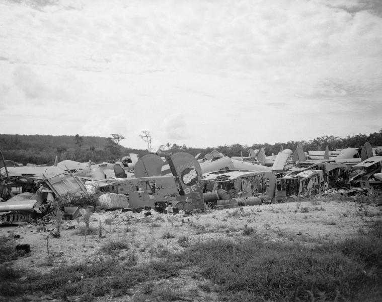 A roncstelep összevisszasága

A képen a B-24 Liberatorok alkatrészei előtt Waco CG-4A katonai vitorlázógépek darabjai láthatóak.

(E. T. Kengen felvétele)