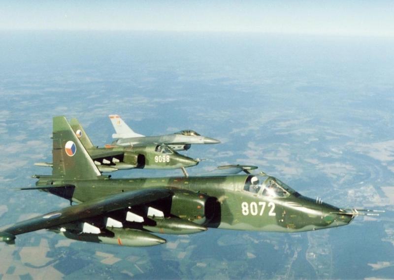 8072 és 9098 géppárban egy BAF F-16A-val