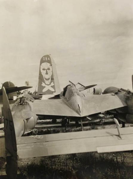 A 90th BG („Jolly Rogers”) koponyás jelvényével ellátott A-20 Havoc vezérsík baljósan emelkedik a géptemető többi repülőgépe fölé

(Clements McMullen felvétele)
