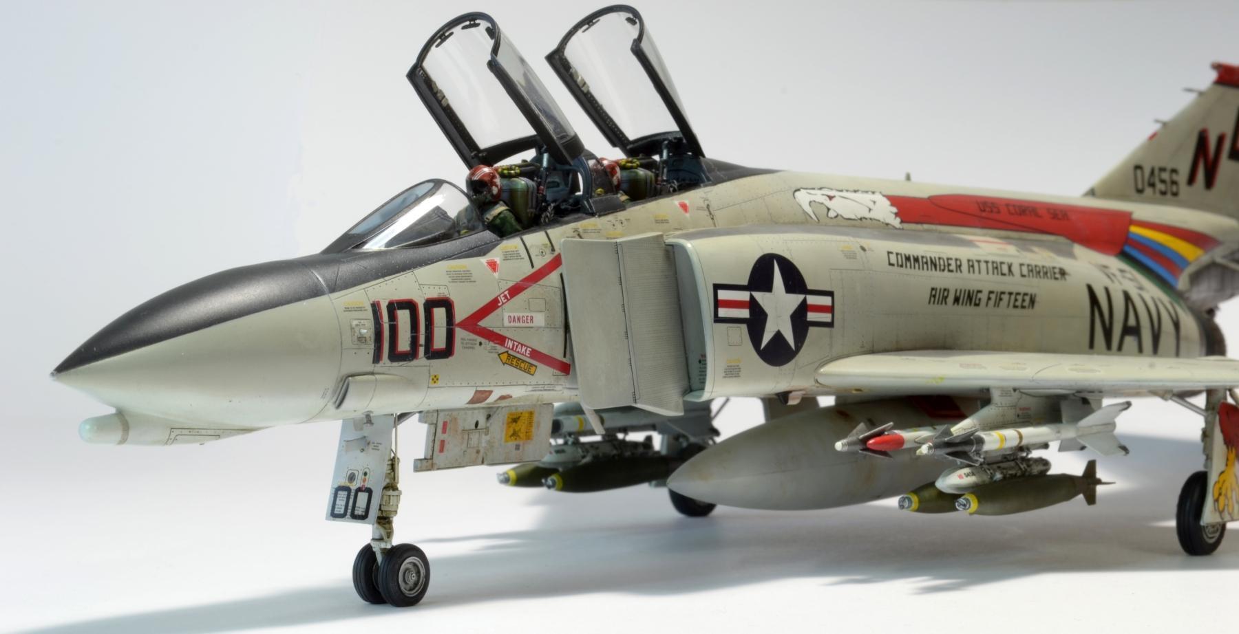 A VF-51 "Screaming Eagles" CAG Phantomja, tipikus fegyverzettel: négy AIM-9G/H Sidewinder rakéta, és négy Mk. 82 bomba A VF-51 "Screaming Eagles" CAG Phantomja, tipikus fegyverzettel: négy AIM-9G/H Sidewinder rakéta, és négy Mk. 82 bomba