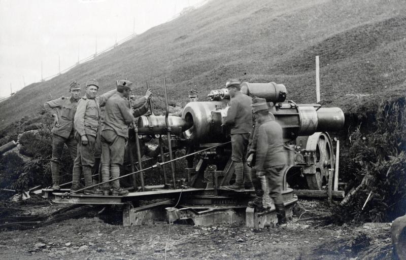 A 30,5cm 11.M töltése valahol a fronton