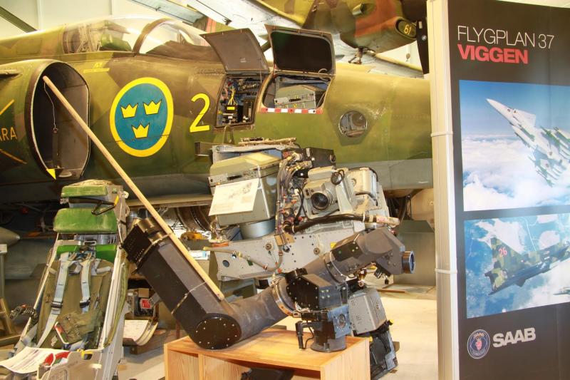 Elöl a Viggen periszkópja, ami megjelenítette a műszerfalon a gép alatti helyzetet