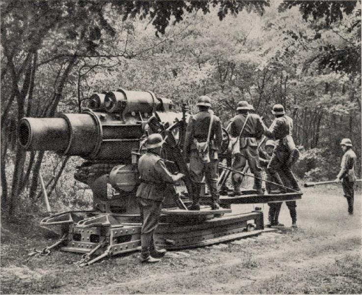 Gyakorlatozás egy 30,5cm 11-16.M mozsárral már magyar színekben 1940-ben