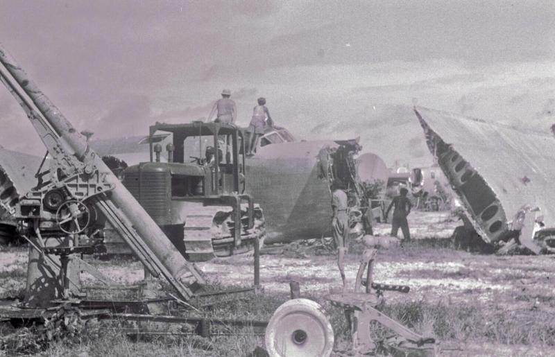 Zajlik a Liberatorok bontása

Az előtérben álló 75 mm-es japán Type 88 légvédelmi ágyú jelzi, hogy nem az amerikaiak voltak az egyetlenek, akik hadianyagot hagytak hátra a szigeten.

(Cees Taillie felvétele)