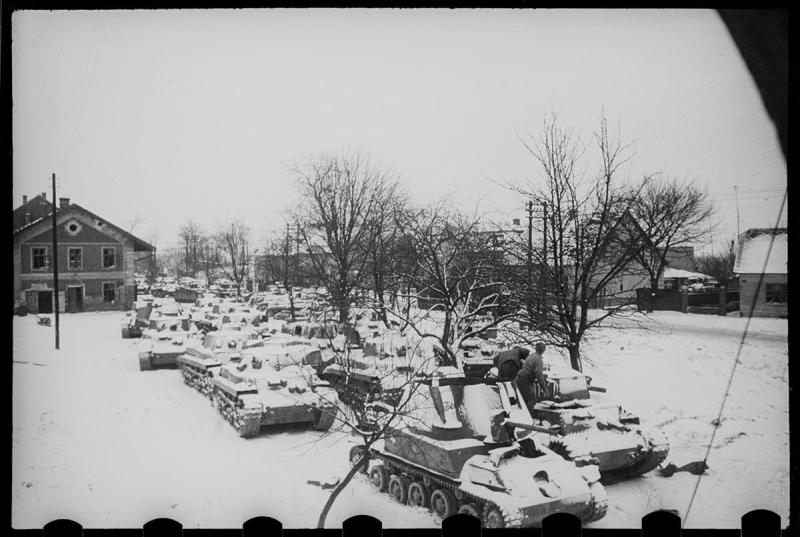 1517_german-tanks-captured-by-kravchenkos-troops--par_Komarom