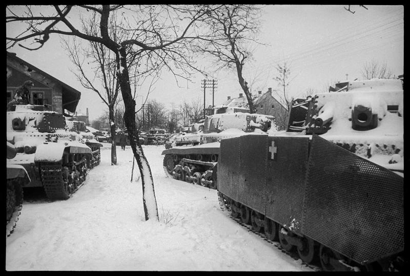 1517_german-tanks-captured-by-kravchenkos-troops--par_Komarom