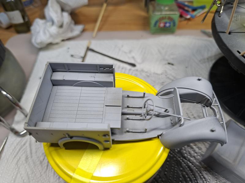 a plató a ponyva leemelése után látható marad