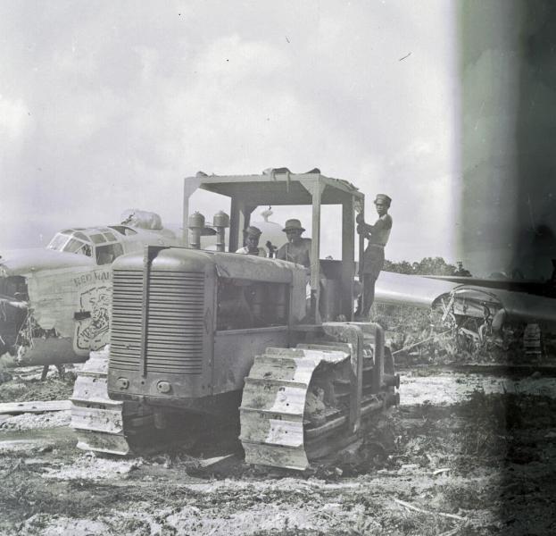 Munkában a vontató

A bontás alatt lévő Liberator a háttérben a 22nd BG "Red Raiders" jellegzetes nagy méretű századjelvényét viseli.

(Cees Taillie felvétele)