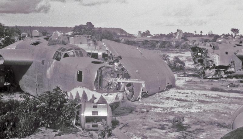 Balra a 90th BG "Jolly Rogers", jobbra a 22nd BG "Red Raiders" egy-egy gépe a bontás különböző fázisaiban

(Cees Taillie felvétele)