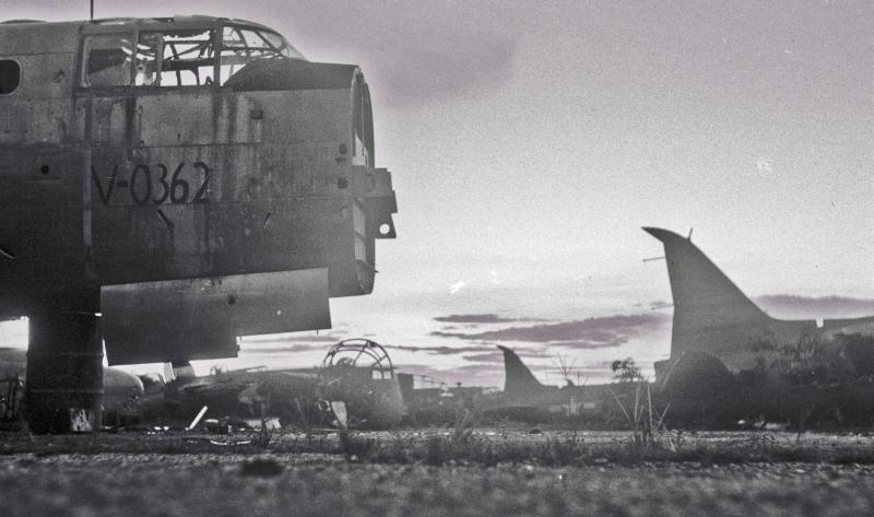 A negyedik helyszín repülőgépei a képek alapján különösen rossz állapotban vannak

Balra egy B-25 Mitchell, jobbra két C-47 Skytrain.

(Cees Taillie felvétele)