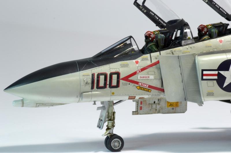 Szép pilóta figurák is járnak a maketthez