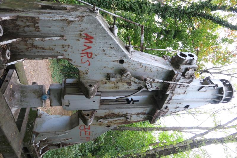 A nehéz, mozgó rész a medve, abba van befogva a cserélhető ütőszerszám