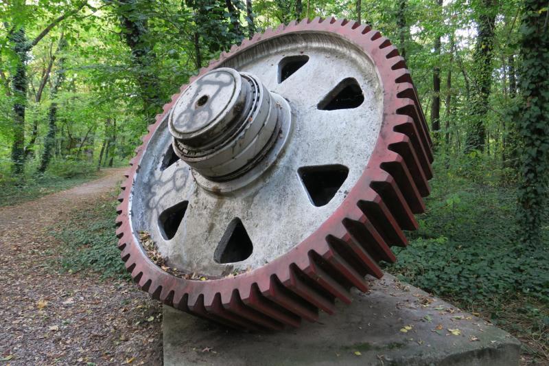 Fogaskerék, népi motívumokkal